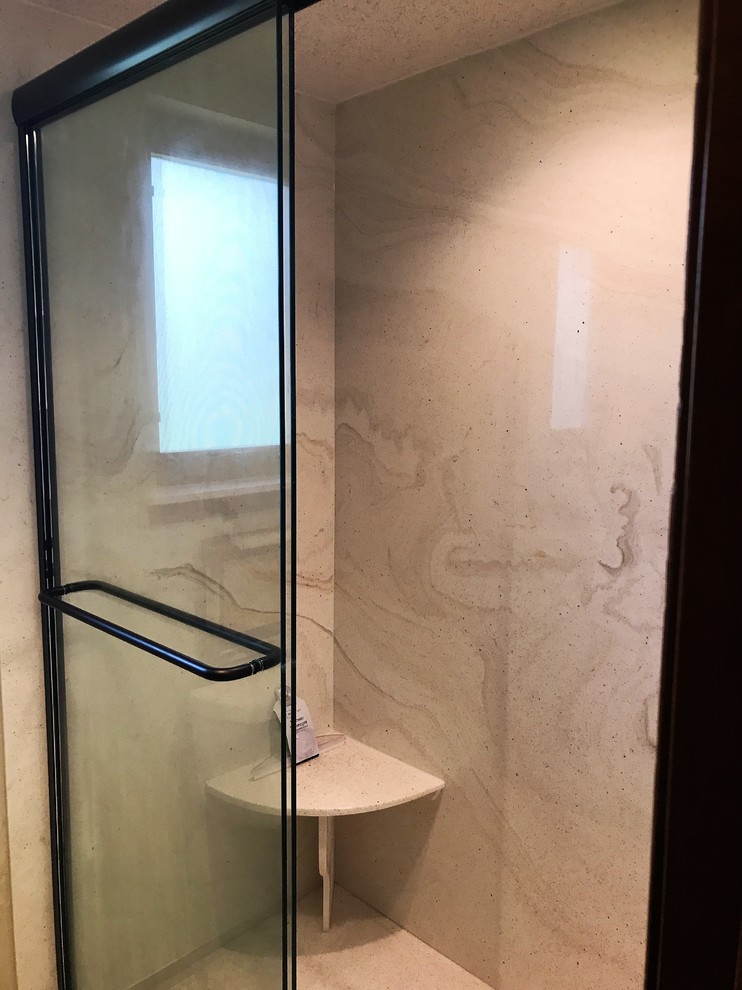 На фото: ванная комната среднего размера в классическом стиле с душем в нише, бежевой плиткой, плиткой из листового камня, душевой кабиной и душем с раздвижными дверями