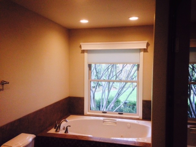 Idee per una stanza da bagno classica con vasca da incasso e pareti beige