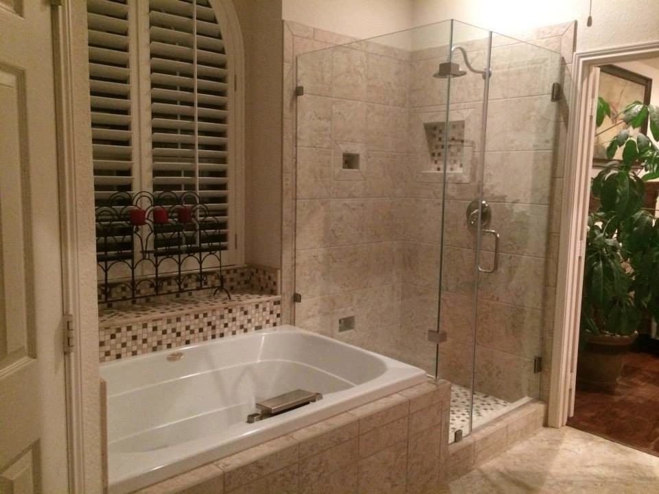 Foto di una stanza da bagno padronale mediterranea di medie dimensioni con vasca da incasso, doccia ad angolo, piastrelle beige, piastrelle a mosaico, pareti beige e pavimento con piastrelle in ceramica