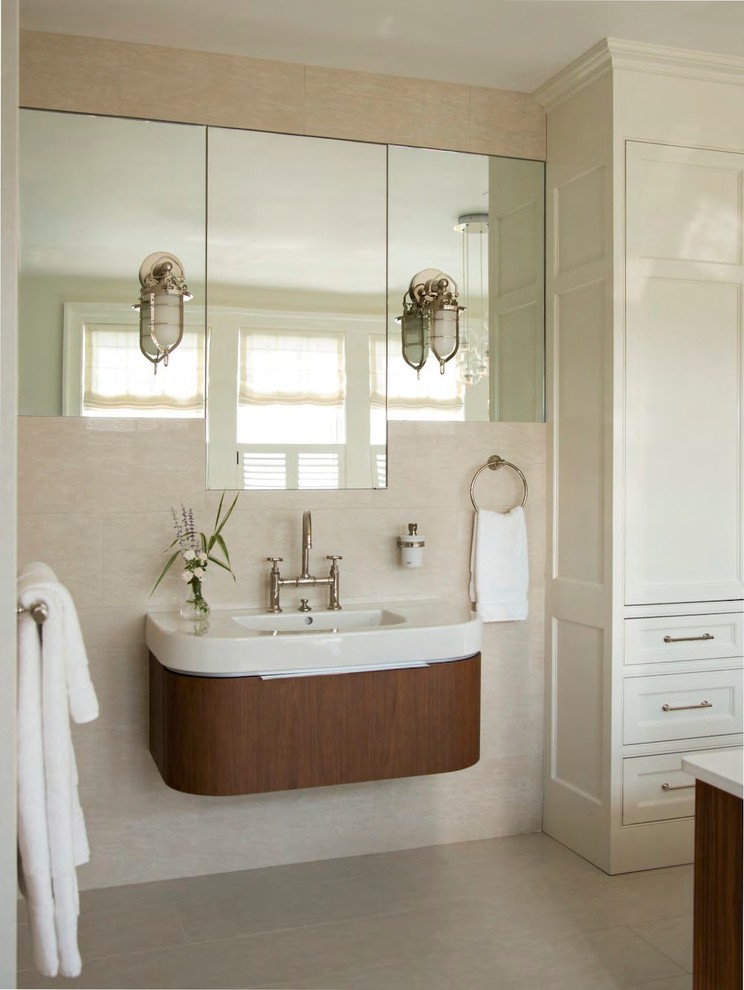 Immagine di una stanza da bagno padronale chic con lavabo sospeso, ante con riquadro incassato, ante beige, pareti beige e pavimento con piastrelle in ceramica