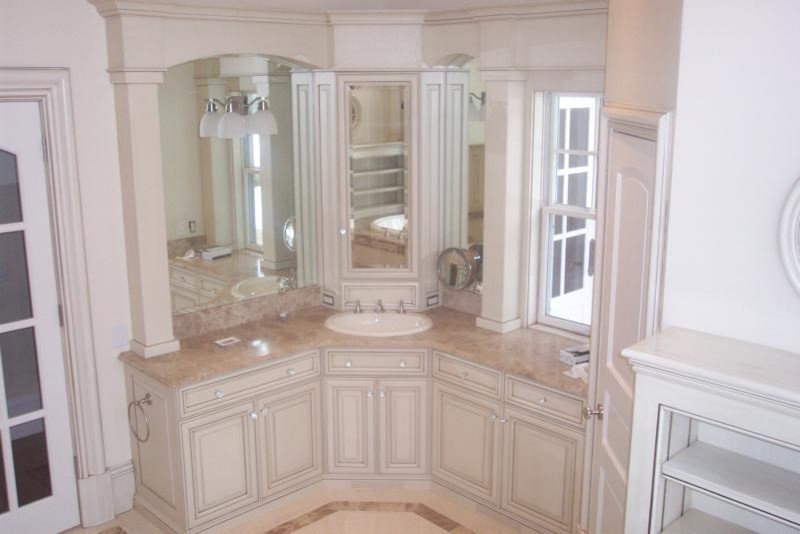 Inspiration för ett stort vintage en-suite badrum, med luckor med upphöjd panel, vita skåp, marmorbänkskiva, beige kakel, porslinskakel, vita väggar, marmorgolv, ett platsbyggt badkar och en toalettstol med separat cisternkåpa