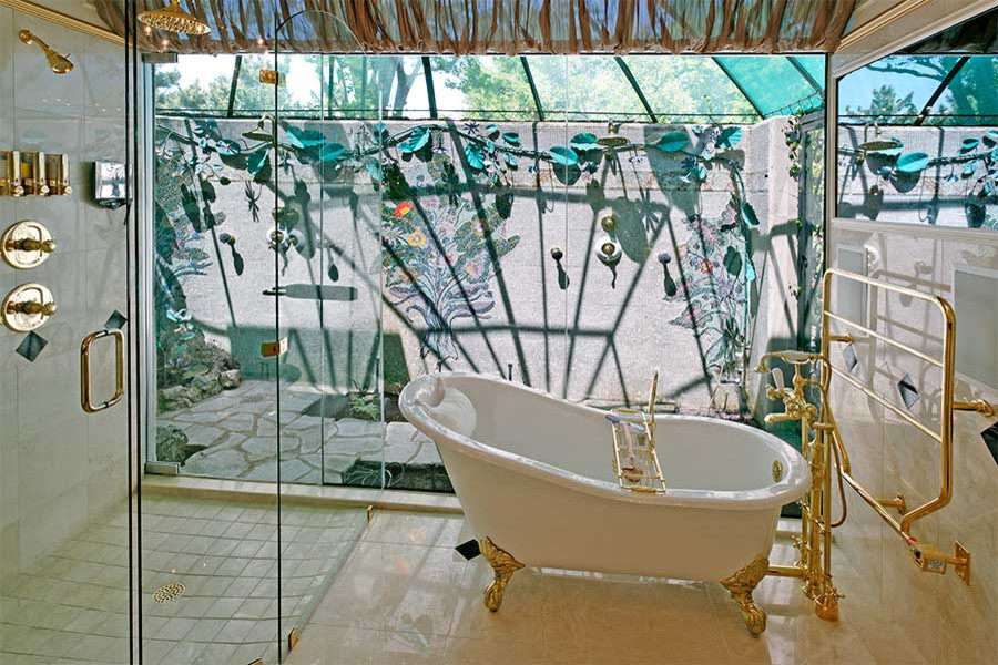 На фото: главная ванная комната среднего размера в викторианском стиле с ванной на ножках, угловым душем, бежевой плиткой, плиткой из травертина, полом из травертина, бежевым полом и душем с распашными дверями