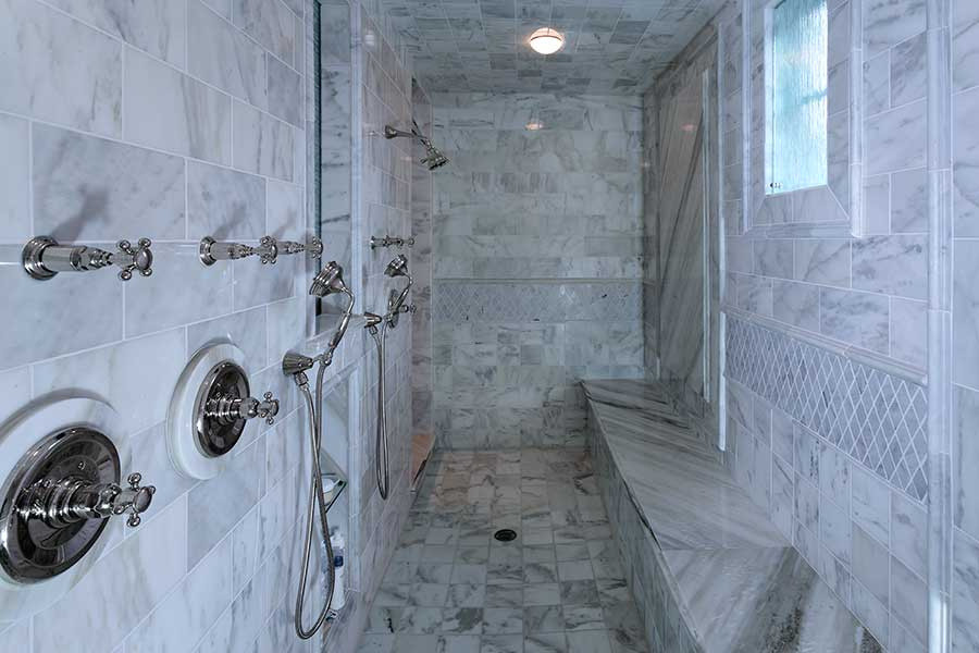 На фото: ванная комната в стиле модернизм с двойным душем, серой плиткой, мраморной плиткой, серыми стенами и мраморным полом с