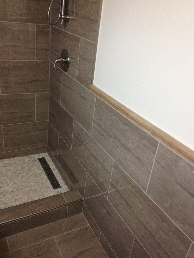 Immagine di una piccola stanza da bagno padronale rustica con piastrelle marroni, piastrelle in gres porcellanato e pavimento in gres porcellanato