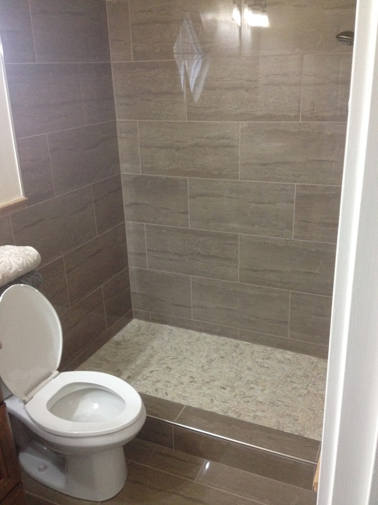 Foto de cuarto de baño principal rústico pequeño con baldosas y/o azulejos marrones, baldosas y/o azulejos de porcelana y suelo de baldosas de porcelana