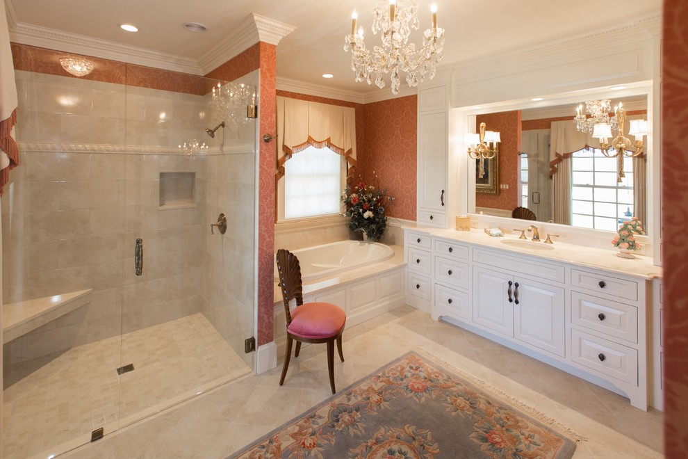 Bild på ett mellanstort vintage en-suite badrum, med luckor med upphöjd panel, vita skåp, ett badkar i en alkov, en dusch i en alkov, beige kakel, porslinskakel, röda väggar, klinkergolv i porslin, ett undermonterad handfat och bänkskiva i kvarts