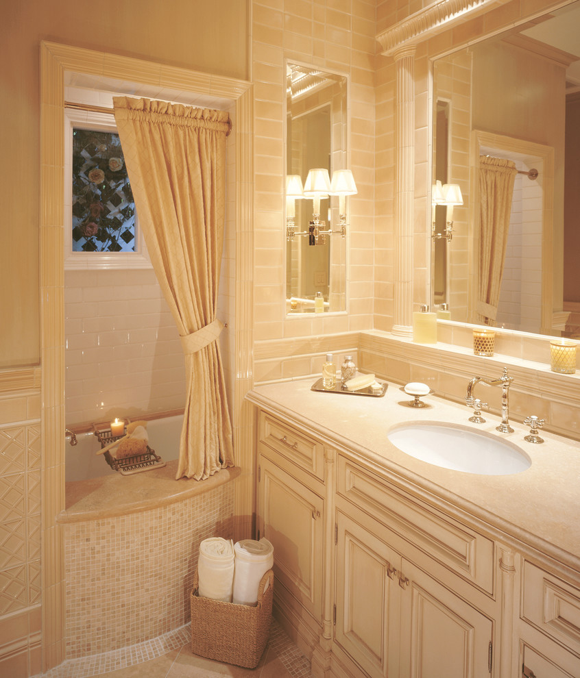 Inspiration för ett mellanstort vintage en-suite badrum, med luckor med infälld panel, vita skåp, beige kakel, stenkakel, beige väggar, kalkstensgolv och ett undermonterad handfat