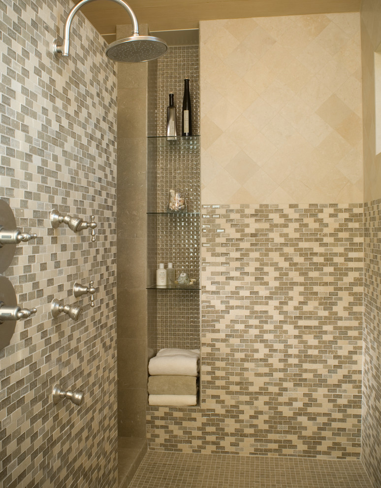 Imagen de cuarto de baño contemporáneo de tamaño medio con ducha empotrada, baldosas y/o azulejos beige y baldosas y/o azulejos en mosaico