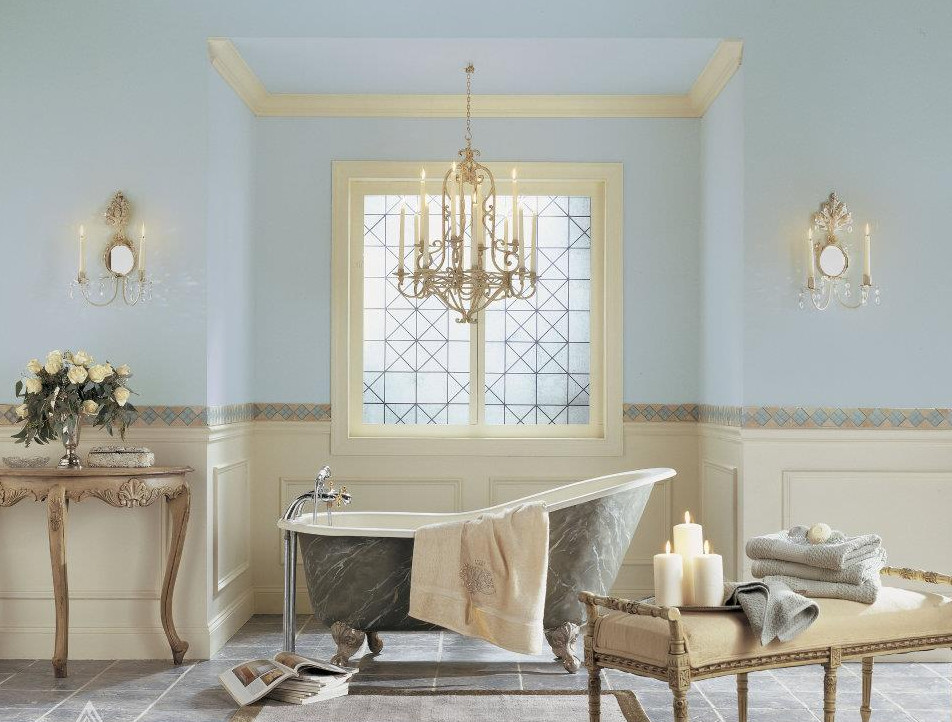 Großes Klassisches Badezimmer En Suite mit Löwenfuß-Badewanne, blauen Fliesen, blauer Wandfarbe, Keramikboden, Aufsatzwaschbecken und grauem Boden in Sonstige