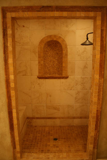 Großes Badezimmer En Suite mit Granit-Waschbecken/Waschtisch, offener Dusche, beigen Fliesen, Steinfliesen, beiger Wandfarbe und Travertin in Portland