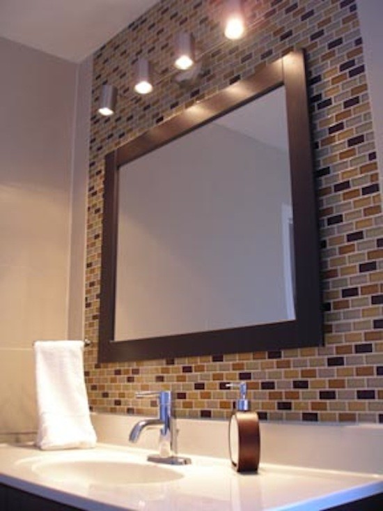Стильный дизайн: маленькая ванная комната в классическом стиле с коричневой плиткой для на участке и в саду - последний тренд