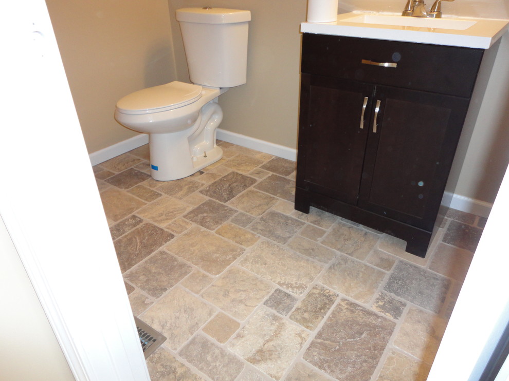 Cette image montre une salle de bain craftsman avec un lavabo intégré, WC séparés, un carrelage beige, des carreaux de céramique, un mur beige et un sol en carrelage de céramique.