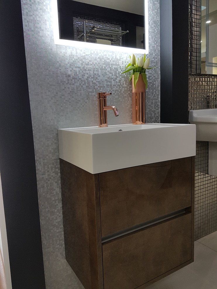 Modernes Duschbad mit braunen Schränken und Wandwaschbecken in London