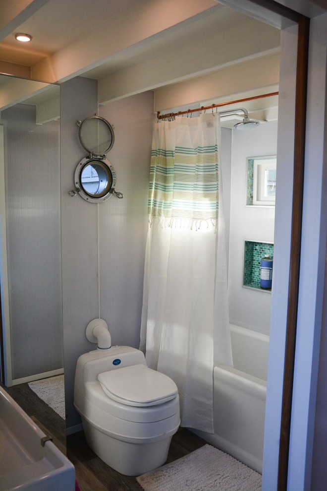 Пример оригинального дизайна: главная ванная комната в современном стиле с зеленой плиткой