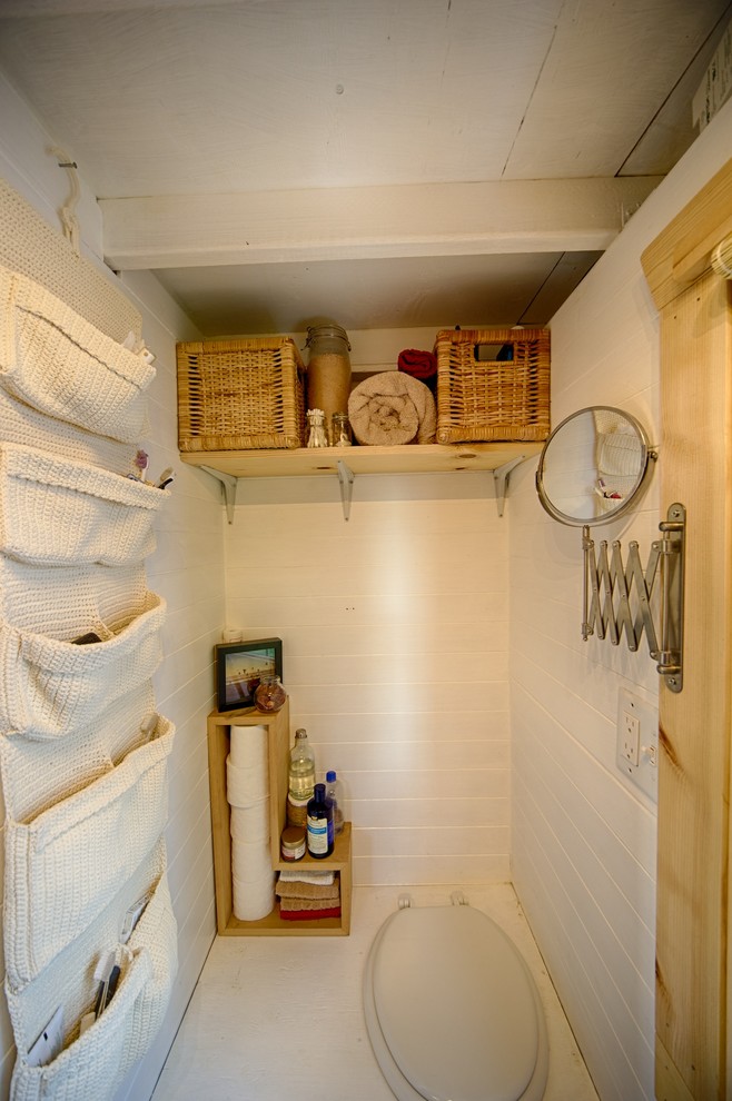 Rustikales Badezimmer mit weißen Fliesen in Seattle