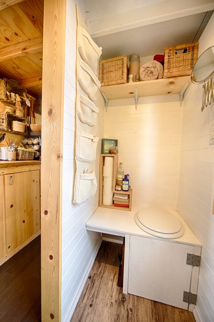 Our Tiny Tack House - Rustikal - Badezimmer - Seattle - von The Tiny