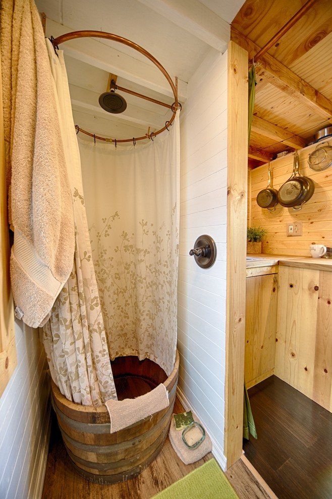 На фото: ванная комната в стиле рустика с шторкой для ванной