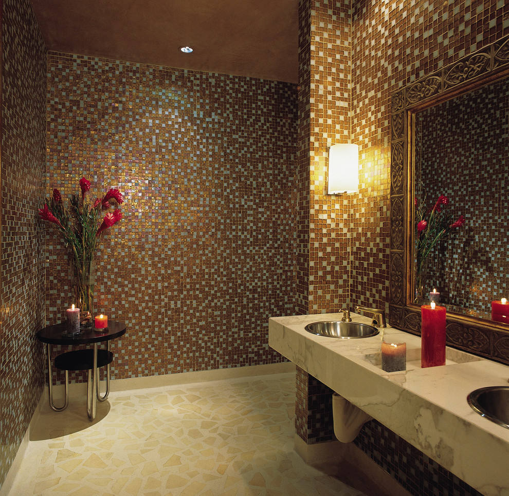 Exempel på ett stort klassiskt en-suite badrum, med öppna hyllor, blå kakel, brun kakel, mosaik, bruna väggar, terrazzogolv, ett nedsänkt handfat, marmorbänkskiva och beiget golv