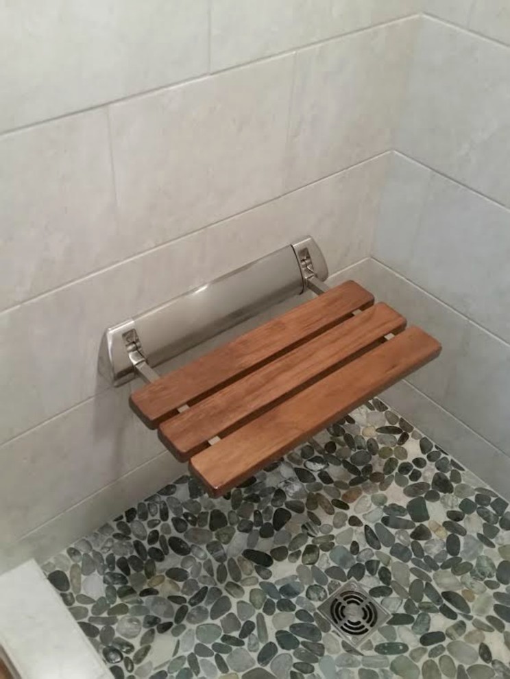 Idéer för ett modernt badrum, med en dusch i en alkov och porslinskakel