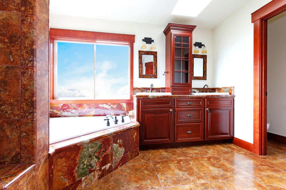Idéer för att renovera ett mellanstort vintage en-suite badrum, med ett väggmonterat handfat, skåp i mörkt trä, kaklad bänkskiva, ett platsbyggt badkar, en öppen dusch, vita väggar, klinkergolv i keramik och brunt golv