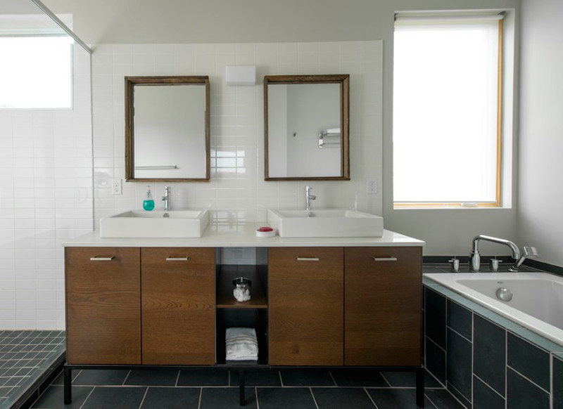 Idéer för mellanstora funkis en-suite badrum, med släta luckor, skåp i mellenmörkt trä, ett fristående badkar, en dusch i en alkov, beige väggar, klinkergolv i porslin, ett undermonterad handfat och granitbänkskiva