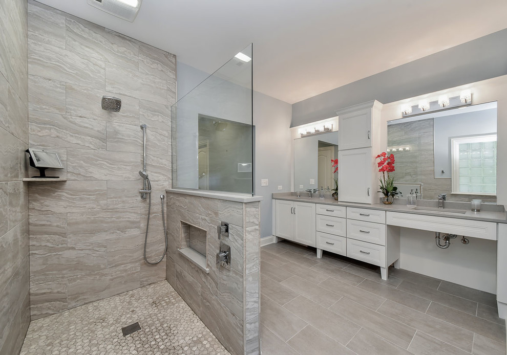 Klassisk inredning av ett stort grå grått en-suite badrum, med luckor med upphöjd panel, vita skåp, en öppen dusch, grå kakel, vita väggar, skiffergolv, ett integrerad handfat, bänkskiva i betong, grått golv och med dusch som är öppen