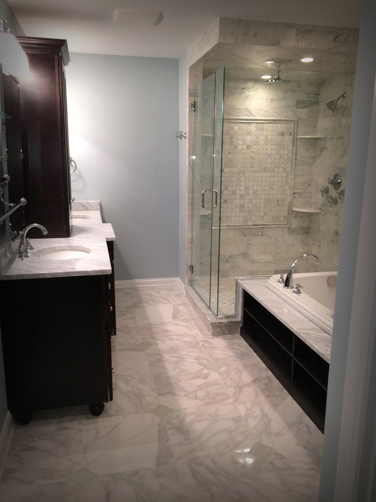 Imagen de cuarto de baño contemporáneo con baldosas y/o azulejos multicolor