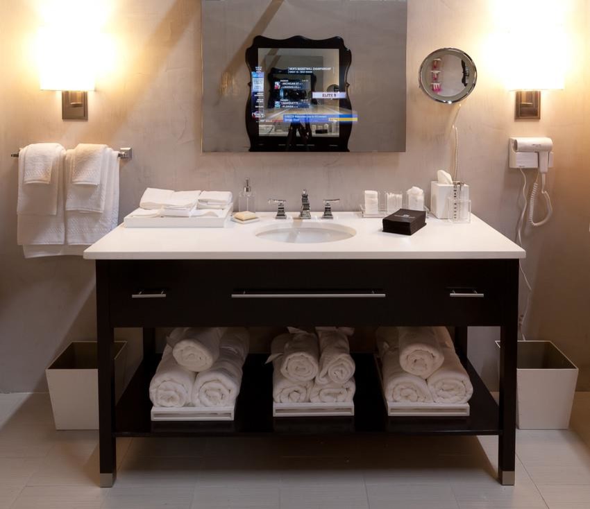 Inspiration för stora klassiska en-suite badrum, med släta luckor, svarta skåp och marmorbänkskiva