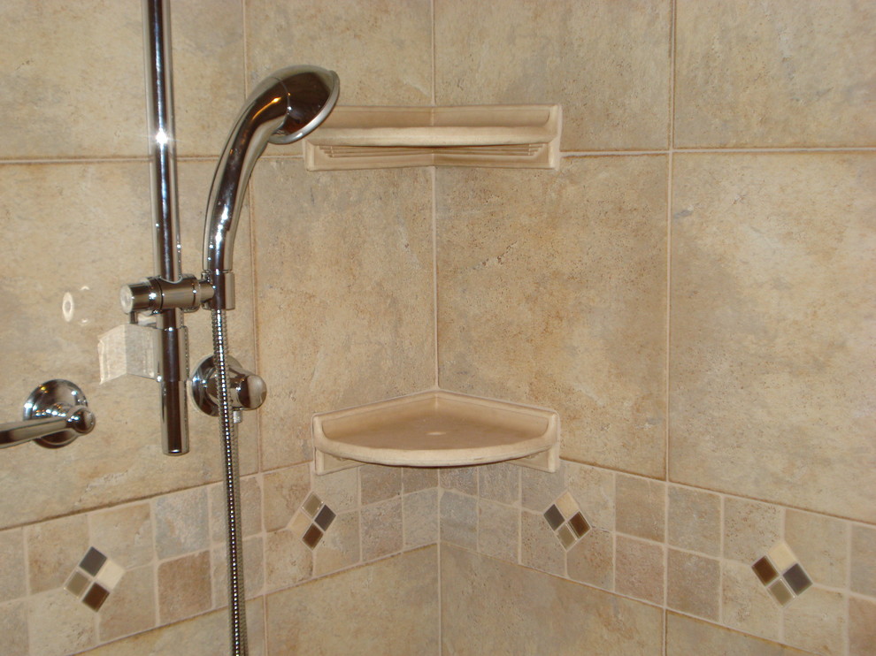 Esempio di una stanza da bagno classica di medie dimensioni con doccia alcova, piastrelle in ceramica e pavimento con piastrelle in ceramica