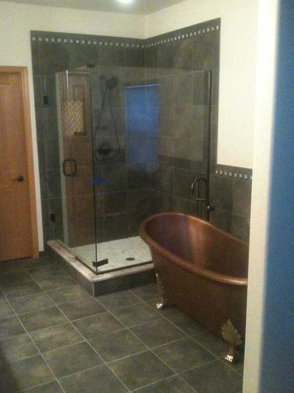 Immagine di una stanza da bagno padronale di medie dimensioni con vasca freestanding, doccia ad angolo, piastrelle beige, piastrelle in ceramica, pareti bianche e pavimento con piastrelle in ceramica