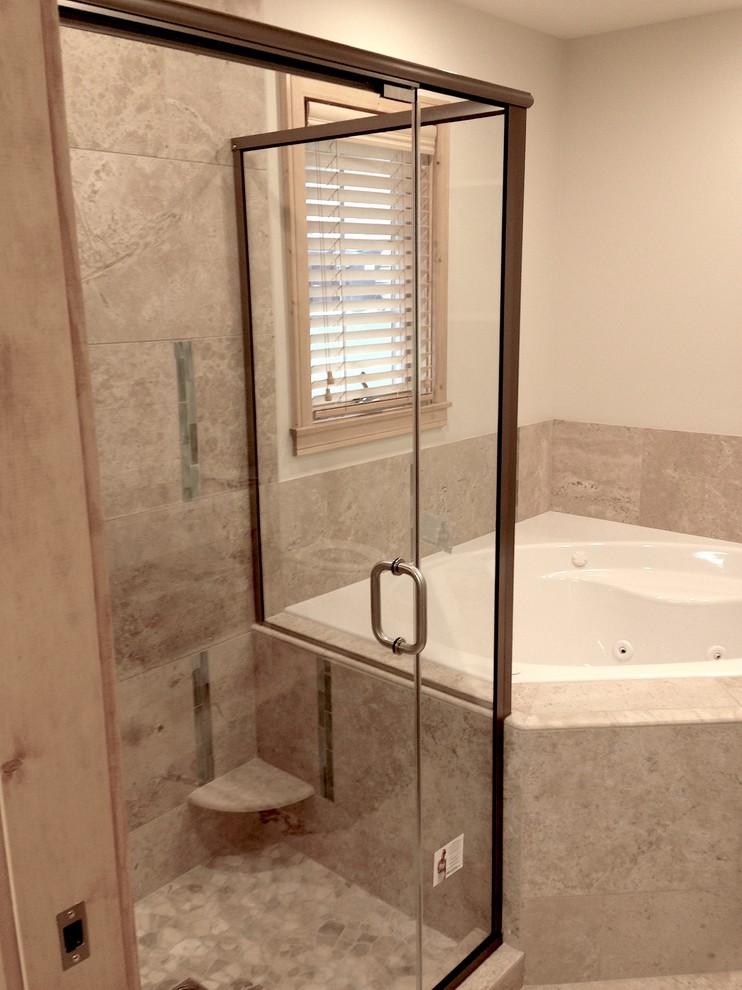 Exemple d'une salle d'eau chic de taille moyenne avec une baignoire posée, une douche d'angle, un mur beige et un sol en carrelage de céramique.