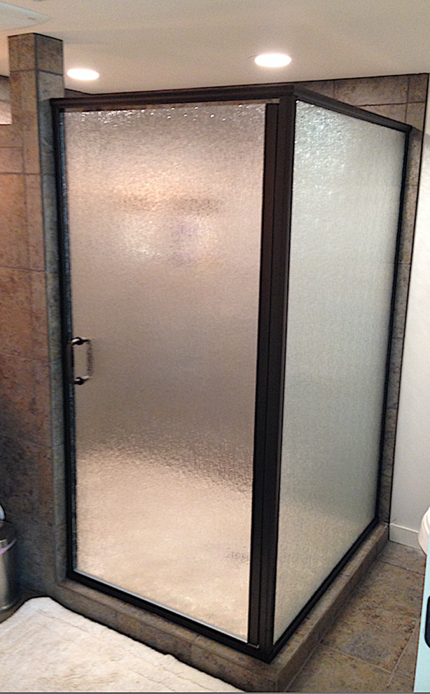 На фото: ванная комната в стиле неоклассика (современная классика) с угловым душем с