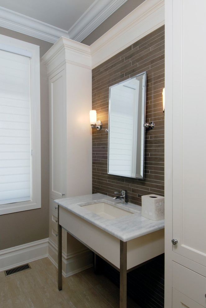 Aménagement d'une salle de bain principale contemporaine en bois foncé de taille moyenne avec un placard avec porte à panneau surélevé, un carrelage marron, un carrelage gris, un mur beige, un sol en carrelage de porcelaine, un lavabo encastré et un plan de toilette en marbre.