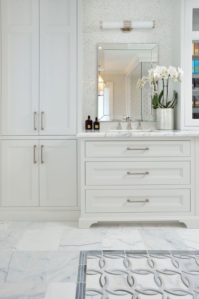 Inredning av ett klassiskt mellanstort en-suite badrum, med luckor med infälld panel, vita skåp, vit kakel, mosaik, grå väggar, marmorgolv, ett undermonterad handfat och marmorbänkskiva