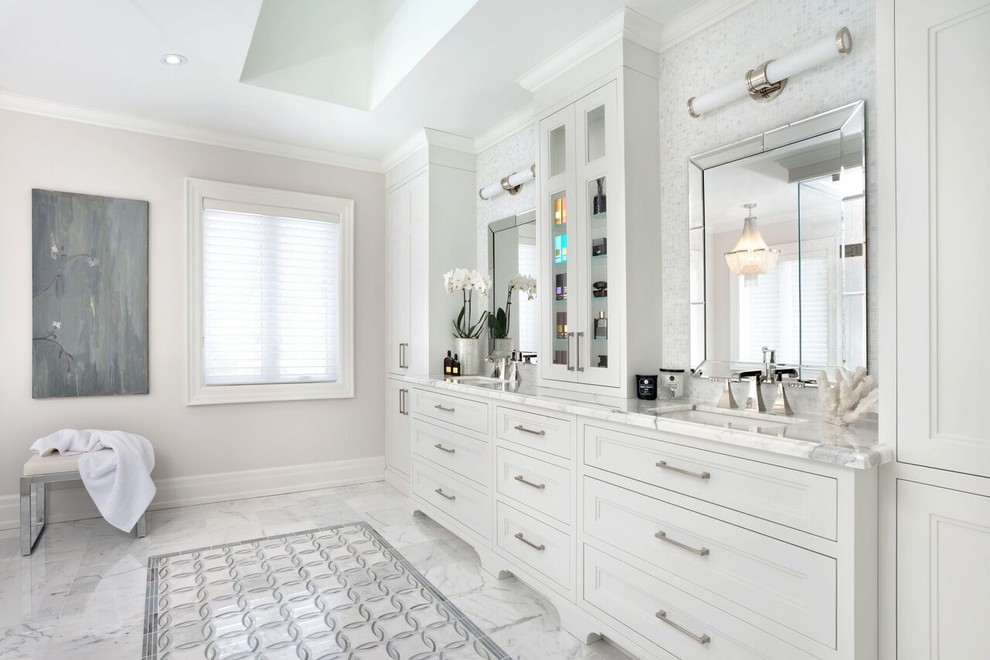 Идея дизайна: главная, серо-белая ванная комната среднего размера в стиле неоклассика (современная классика) с фасадами с утопленной филенкой, белыми фасадами, белой плиткой, плиткой мозаикой, серыми стенами, врезной раковиной, мраморным полом и мраморной столешницей