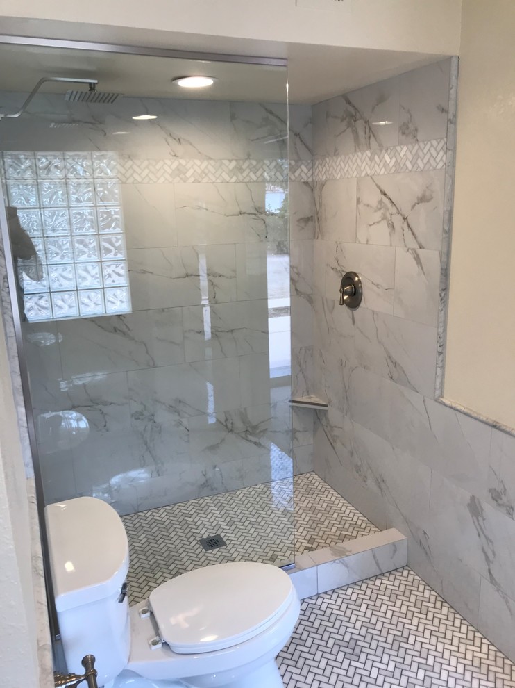 Foto di una stanza da bagno con doccia tradizionale di medie dimensioni con doccia alcova, WC a due pezzi, piastrelle grigie, piastrelle di marmo, pareti beige, pavimento in marmo, pavimento grigio e porta doccia a battente