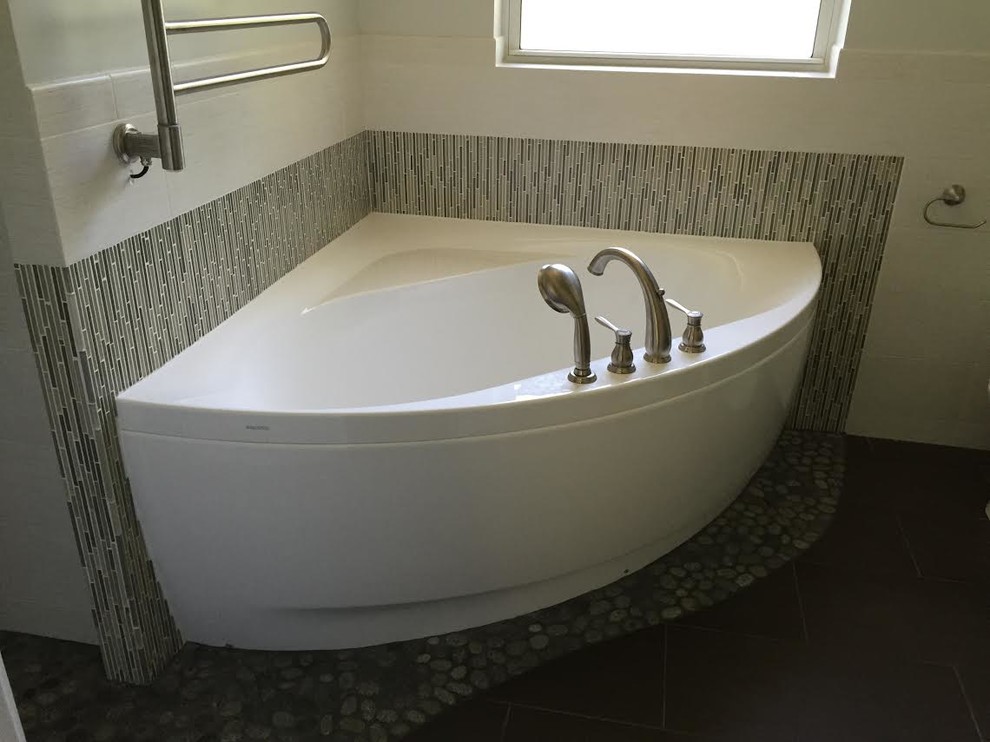 Immagine di una stanza da bagno padronale moderna di medie dimensioni con ante lisce, ante in legno bruno, vasca ad angolo, doccia aperta, piastrelle di cemento, pareti bianche, lavabo rettangolare e top in quarzite