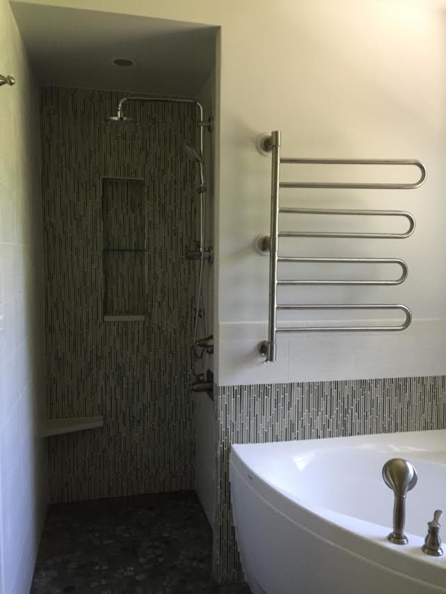 Aménagement d'une salle de bain principale moderne en bois foncé de taille moyenne avec un placard à porte plane, une baignoire d'angle, une douche ouverte, des carreaux de béton, un mur blanc, une grande vasque et un plan de toilette en quartz.
