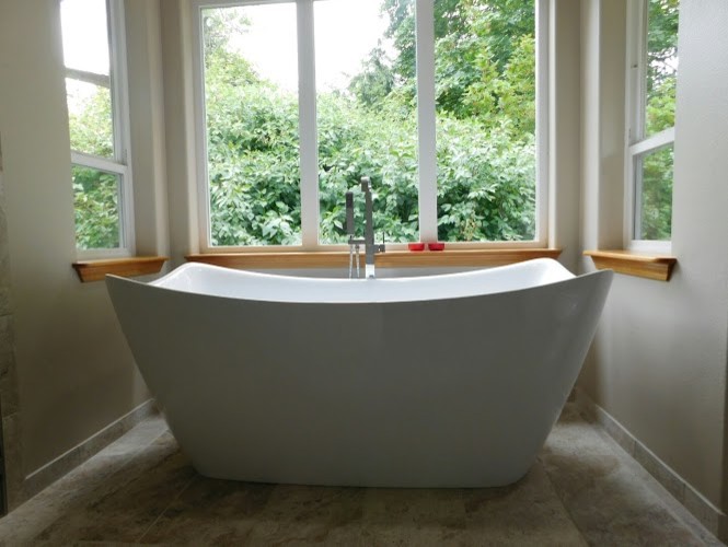 Idéer för stora funkis badrum, med ett fristående badkar och klinkergolv i porslin
