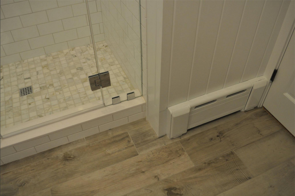Inspiration för mellanstora moderna badrum med dusch, med luckor med infälld panel, vita skåp, en dusch i en alkov, en toalettstol med separat cisternkåpa, vit kakel, tunnelbanekakel, grå väggar, plywoodgolv, ett undermonterad handfat och marmorbänkskiva