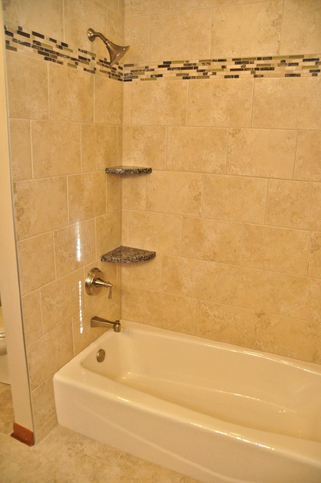 На фото: главная ванная комната среднего размера в современном стиле с ванной в нише, открытым душем, бежевой плиткой, керамогранитной плиткой, бежевыми стенами и полом из керамогранита с
