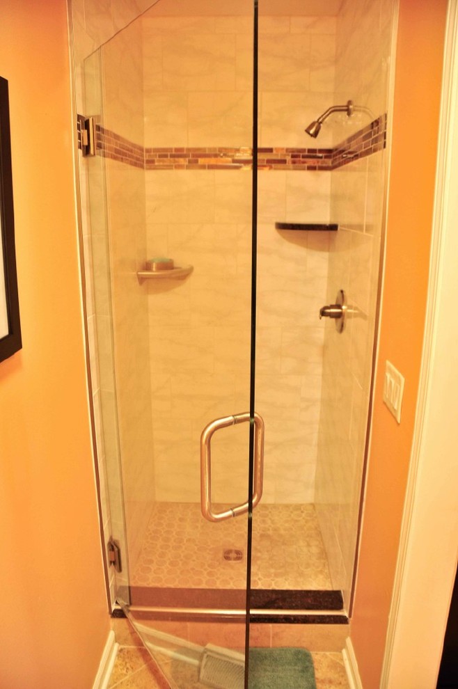 Idee per una piccola stanza da bagno con doccia mediterranea con doccia ad angolo, piastrelle multicolore e piastrelle a mosaico