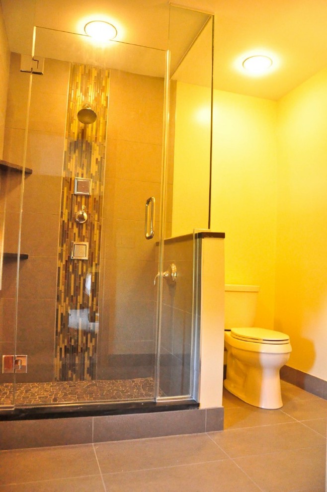 Esempio di una stanza da bagno con doccia minimalista con doccia ad angolo, piastrelle verdi e pavimento con piastrelle in ceramica