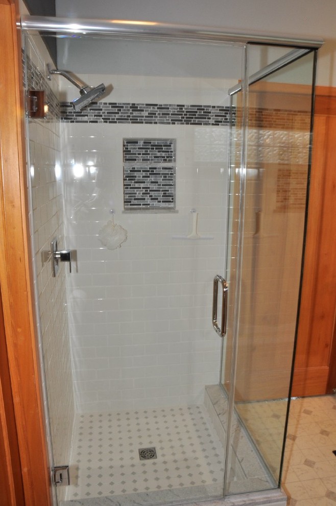 Idéer för mellanstora funkis en-suite badrum, med en öppen dusch, vit kakel, keramikplattor, grå väggar och linoleumgolv