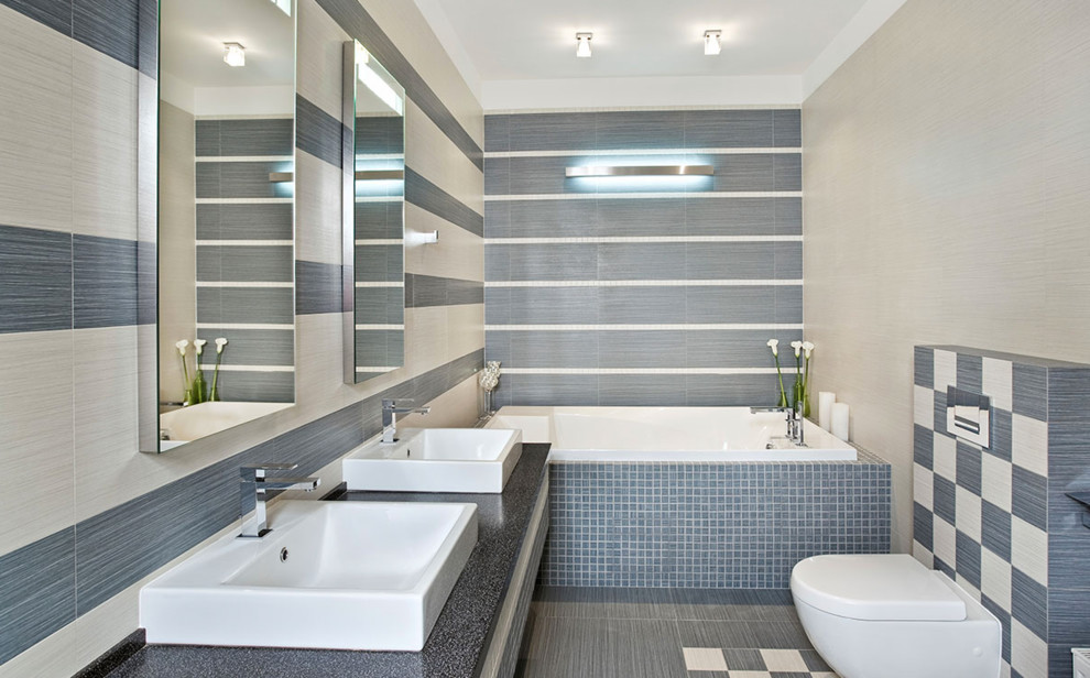 Ejemplo de cuarto de baño principal contemporáneo con bañera encastrada, sanitario de pared, baldosas y/o azulejos multicolor, paredes multicolor, lavabo sobreencimera y suelo multicolor