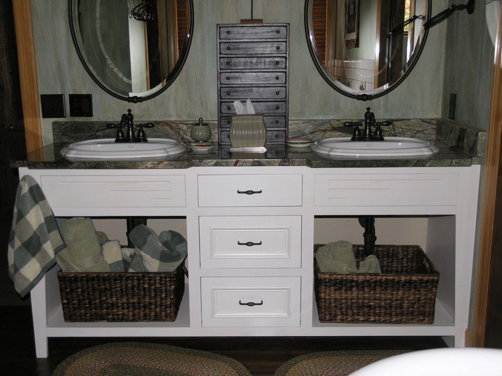 Diseño de cuarto de baño principal de estilo americano grande con lavabo encastrado, armarios abiertos, puertas de armario blancas, encimera de granito y paredes multicolor
