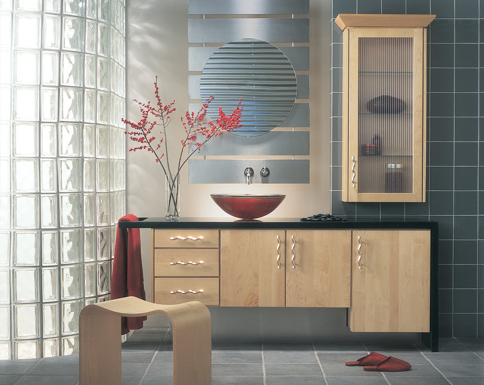 Стильный дизайн: большая главная ванная комната в современном стиле с плоскими фасадами, светлыми деревянными фасадами, бежевой плиткой, серой плиткой, терракотовой плиткой, коричневыми стенами и настольной раковиной - последний тренд