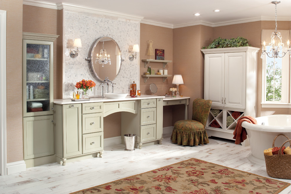 Idéer för ett stort klassiskt en-suite badrum, med luckor med profilerade fronter, gröna skåp, ett fristående badkar, grå kakel, vit kakel, bruna väggar, målat trägolv och ett fristående handfat
