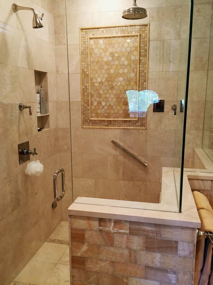 Стильный дизайн: большая главная ванная комната в морском стиле с угловым душем, бежевой плиткой, плиткой из травертина, бежевыми стенами, полом из травертина, бежевым полом и душем с распашными дверями - последний тренд