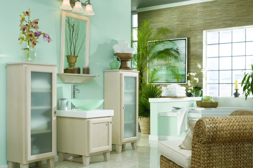 Idee per una grande stanza da bagno padronale tropicale con pareti blu, lavabo a bacinella, ante di vetro, ante bianche, vasca da incasso, pavimento in travertino, top in superficie solida, pavimento beige e top bianco